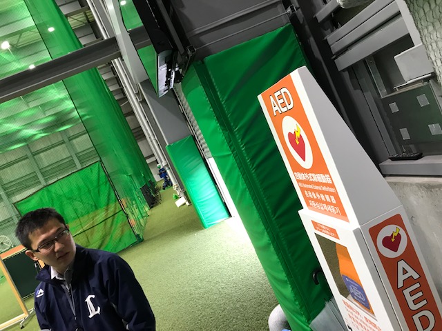 ライオンズト レーニングセンター内に設置してるAED。選手の練習風景を見守っている